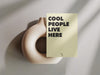 Cartolina “Cool People Live Here” – Edizione Minimal Bold